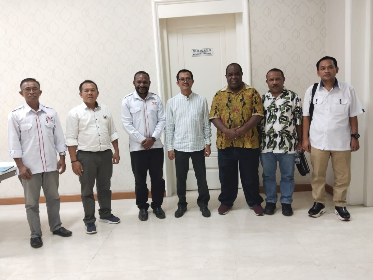 Ketua DPW Perindo Papua Barat Daya, Gabriel Asem, SE.,M.Si foto bersama pengurus dan bupati terpilih Kabupaten Sorong Dr. Johny Kamuru, SH.,M.Si beberapa waktu lalu. Foto/Sius