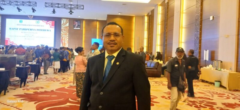 Pimpinan Dewan dan 9 Anggota DPR jalur pengangkatan dilantik, Senator Mamberob Yosephus Rumakiek memberi Apresiasi
