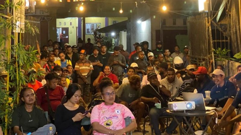 Kasuari Cafe Fasilitasi Nobar Persipura vs Persikudus, Warga Sorong Antusias Dukung Tim Kebanggaan