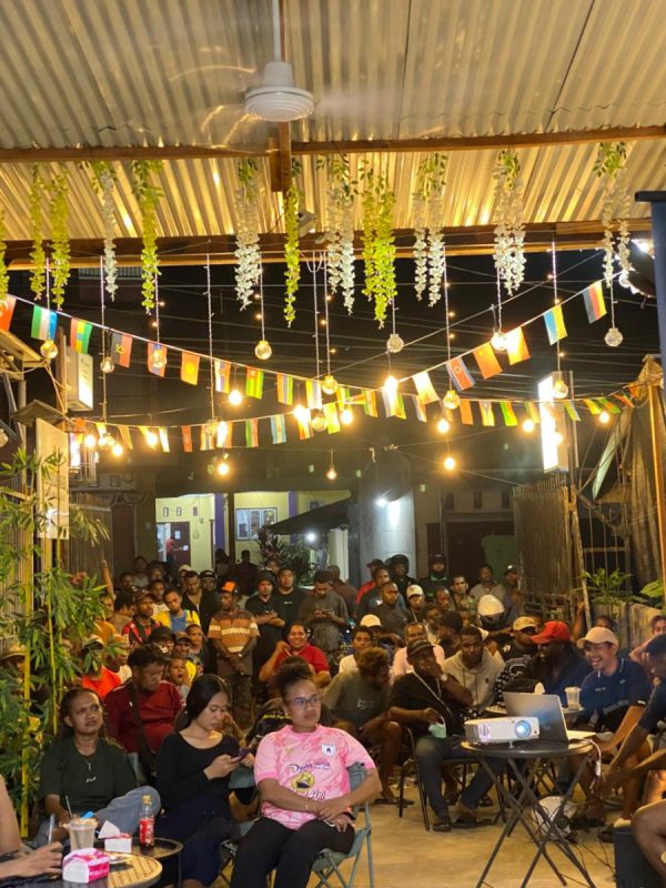 Kasuari Cafe Fasilitasi Nobar Persipura vs Persikudus, Warga Sorong Antusias Dukung Tim Kebanggaan