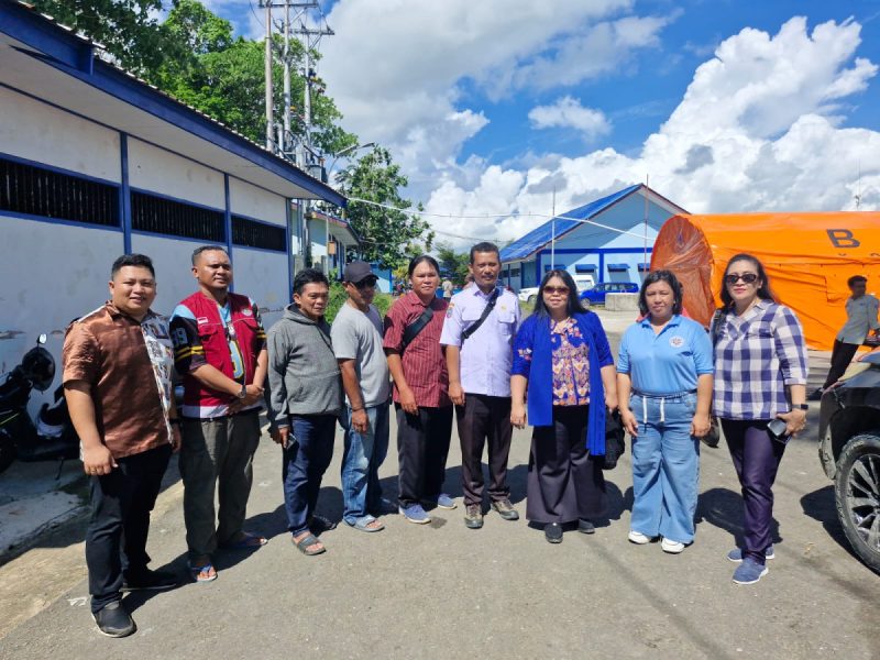 Legislator Lieke Makatuuk Serahkan Bantuan Kemanusiaan Bagi Korban Kebakaran Klademak