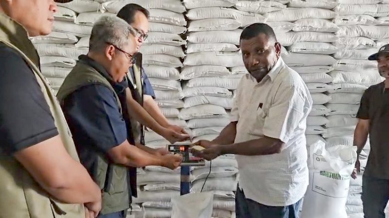 Tinjau Gudang Bulog Sorong, Bartholomeus Asem Pastikan Stok Beras Juli–September Siap Distribusi ke 29 Distrik di Tambrauw