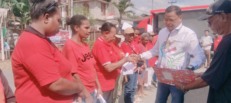 Reses II Tahun 2026, Waket II DPR PBD Fredy Marlisa Serahkan Bantuan Modal Usaha kepada Mama-Mama Penjual Pinang di Kompleks Aspen