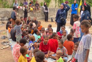 Semarak HUT RI, KOPRI PMII PB–PBD Berbagi Sukacita Bersama Anak-anak KM 8 Kota Sorong