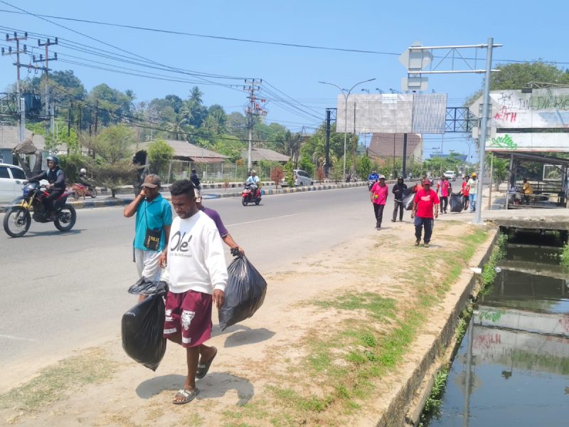 Herry Korano Gelar Kerja Bakti di Kawasan Yohan, Ajak Warga Jaga Kebersihan dan Kamtibmas